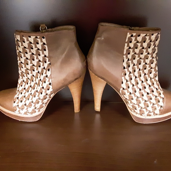 Ladies UGG leather booties - Picture 1 of 3